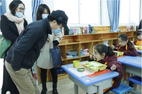 珠海市教育局來鄭州市實驗小學觀摩午餐供餐工作